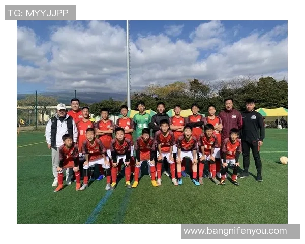 从草地少年到绿茵巨星 足球球员的童年梦想与奋斗之路