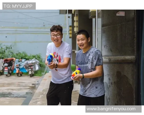 球星在绿茵场上遛娃瞬间温馨爆棚 父爱如山亲子互动引热议 球星在绿茵场上遛娃瞬间温馨爆棚 父爱如山亲子互动引热议