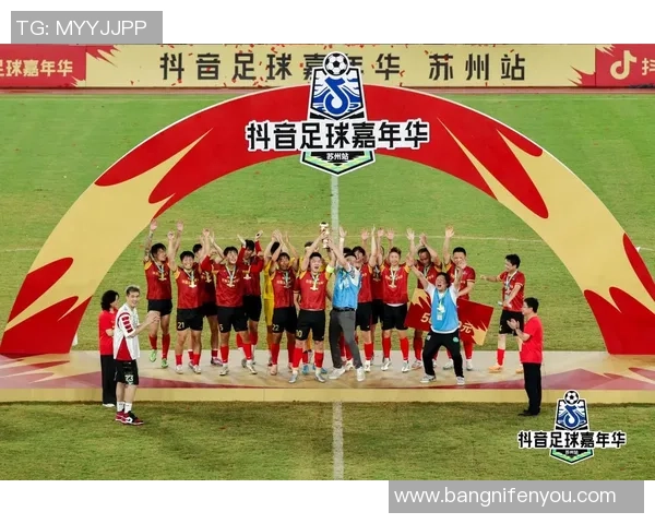 抖音最火足球女球星打破性别界限引领足球新风潮成就传奇人生