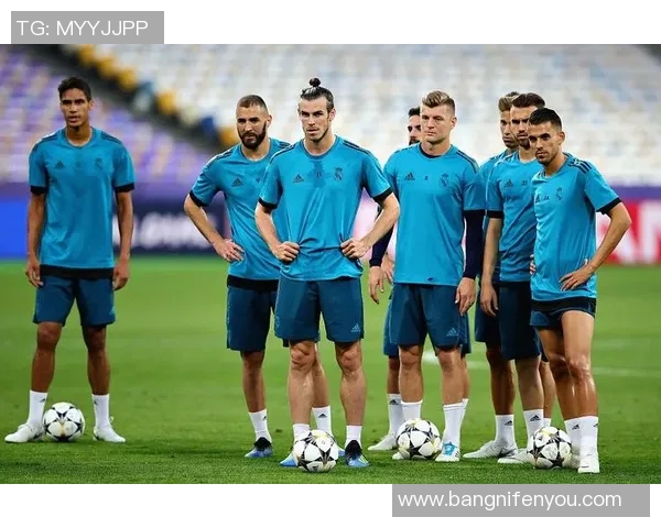 足球巨星齐聚一堂精彩合照拼接展现球场荣耀与传奇瞬间 足球巨星齐聚一堂精彩合照拼接展现球场荣耀与传奇瞬间